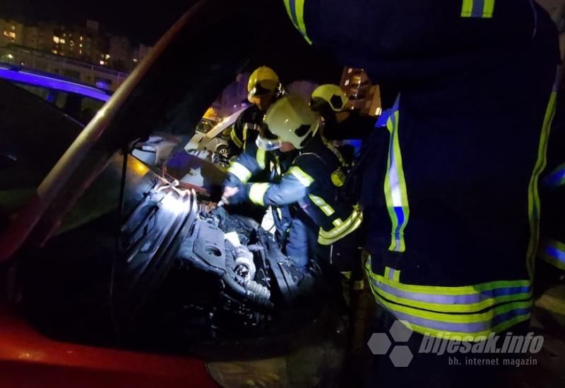Mostar: Požar na dva automobila